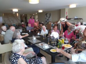 Los residentes en el hogar de ancianos disfrutan de la comida.