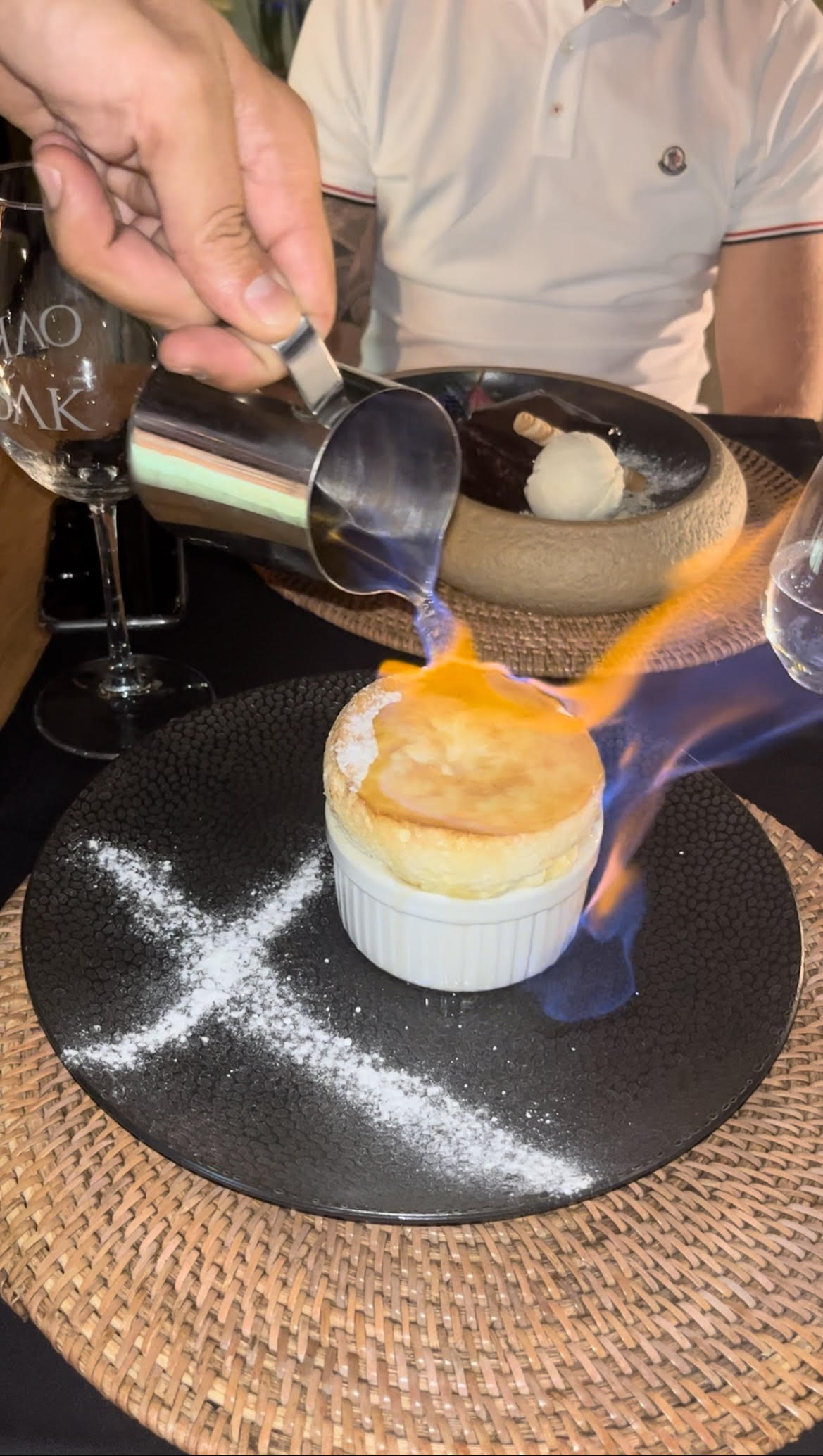 Vista de alguien flambeando un soufflé