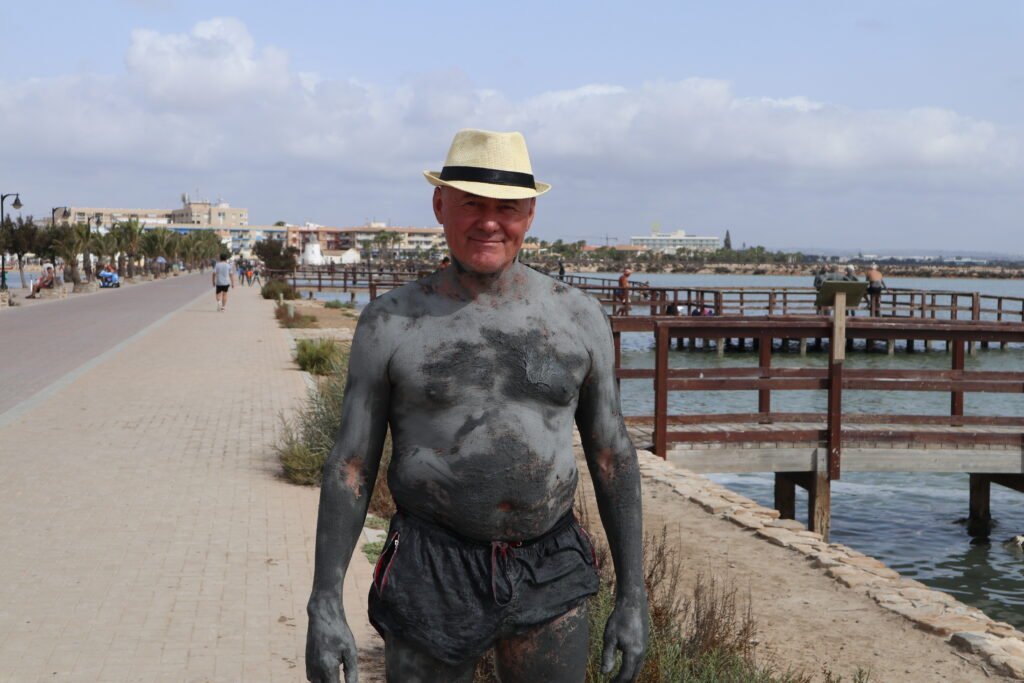 a man covered in mud at the lodos of the Mar Menor