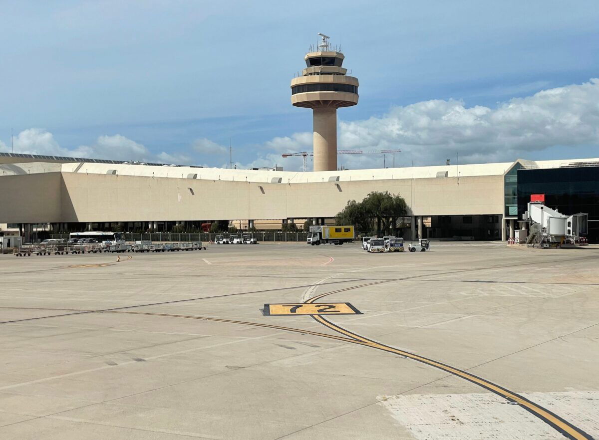 Un vuelo con destino a Madrid aterriza en Mallorca y un pasajero muere a bordo