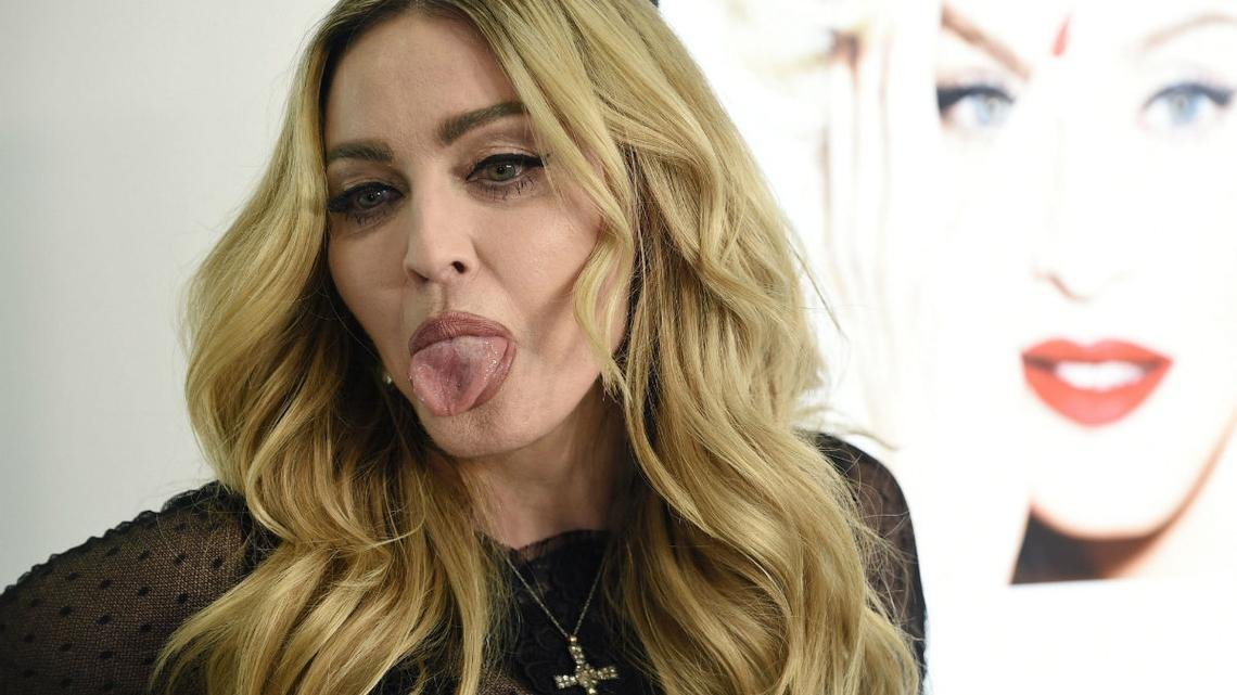 Madonna uitgejouwd door boze fans na het vertrek van ‘Waiting Time’ in Nederland  « Euro wekelijks nieuws