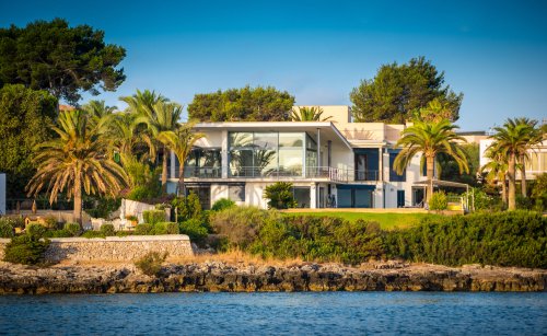 Foreign interest soars: Luxury property market booms in Alicante province.
