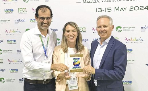 The general manager of La Cala Resort, Sean Corte-Real (right), and the commercial director, Edouard des Fontaines (left), collecting the trophy