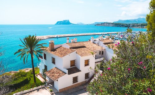 Growth and luxury: Thriving real estate scene in Costa Blanca.