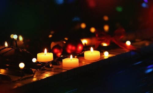 Catral's Jazz Night: Grooving by candlelight in the Plaza de España.