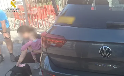 Heroes in green: Guardia Civil rescues baby locked in car.