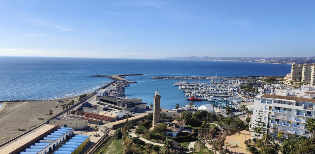 Vistas del puerto de Estepona desde el Skybar.