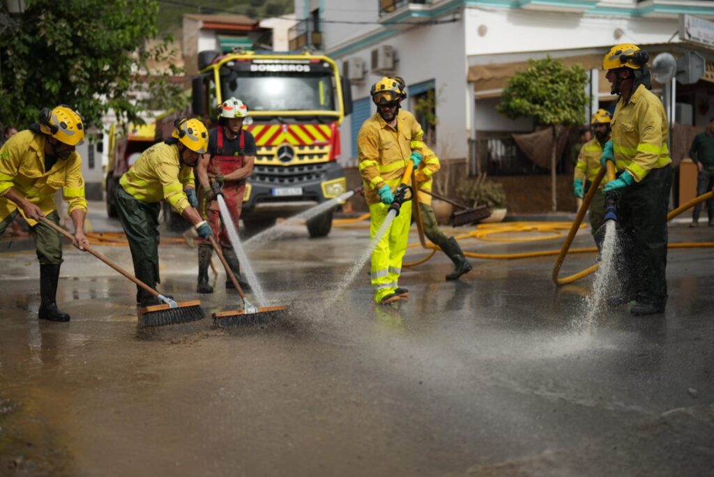 Fire men cleaning up after the DANA Euro Weekly News