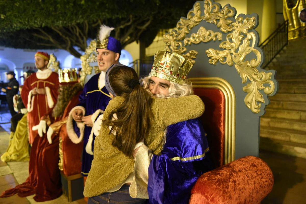 Los niños conocen a los Reyes Magos en Rincón de la Victoria