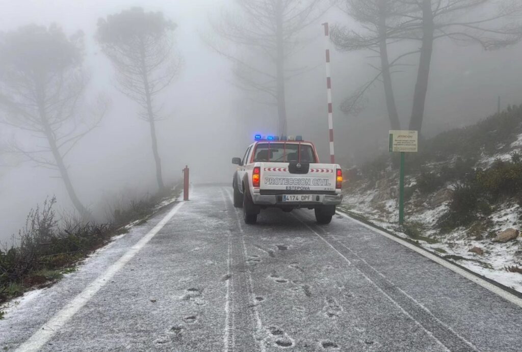 Civil Protection closing mountainous roads in Estepona area.