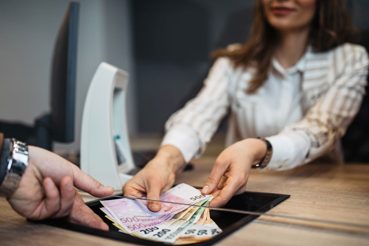 Spain: €150k fines for cash withdrawals