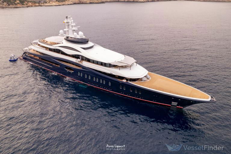 Zuckerberg and Bezos bring their rival superyachts to Palma in a dazzling display of wealth