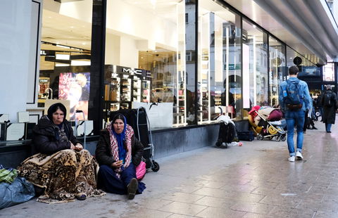 Swatch scrubs racist slanted‑eye ad, Put mishandles dirty knees controversy