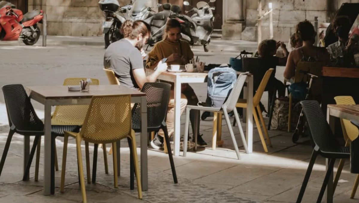 Spanish bar goes viral for charging by the minute