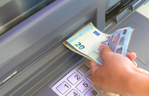 Spain’s cash crackdown: 5 must‑know facts before using the ATM this summer
