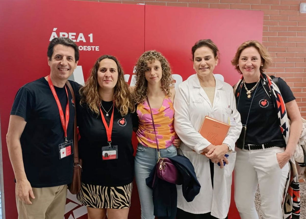 Volunteer mothers bring comfort to children alone in hospital