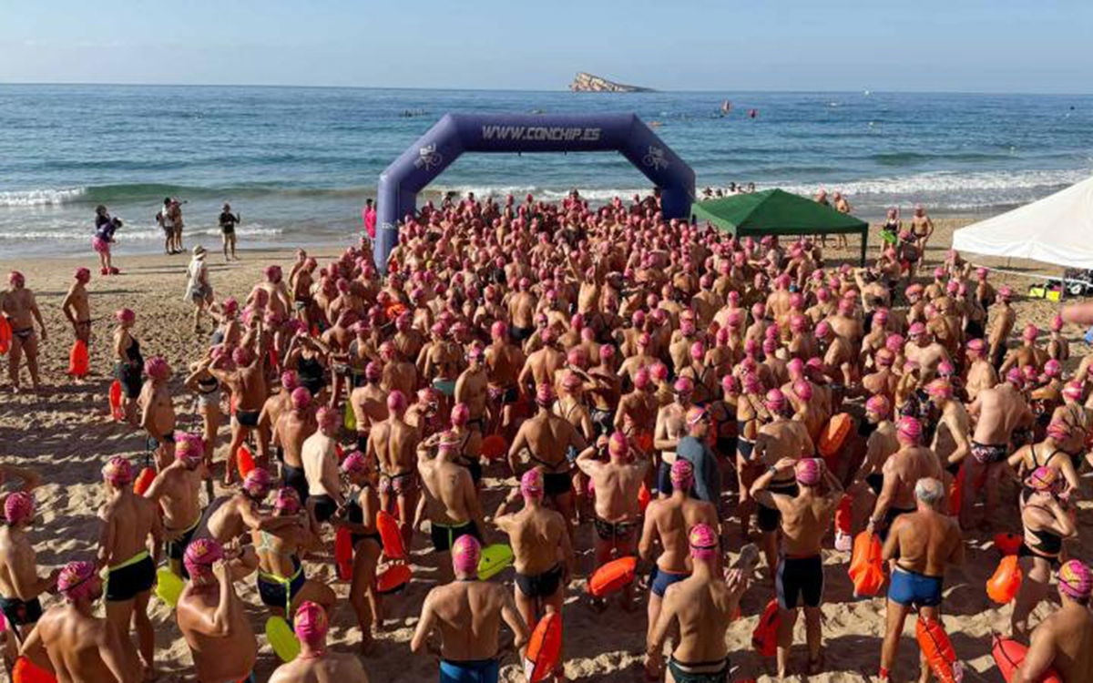 Mass swim to the rhythm of The Beatles