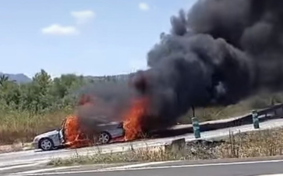 Vehicle fire near AP-7 sparks brush blaze and traffic jam between Ondara and Pedreguer