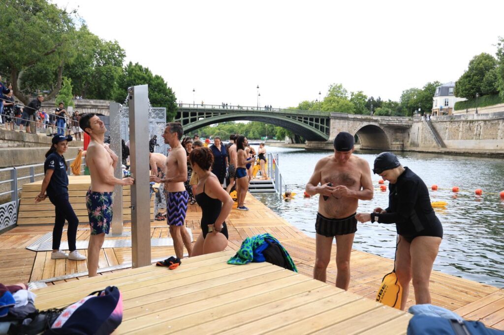 Parisians take a dip in River Seine - first in 100 yearsEuro Weekly News