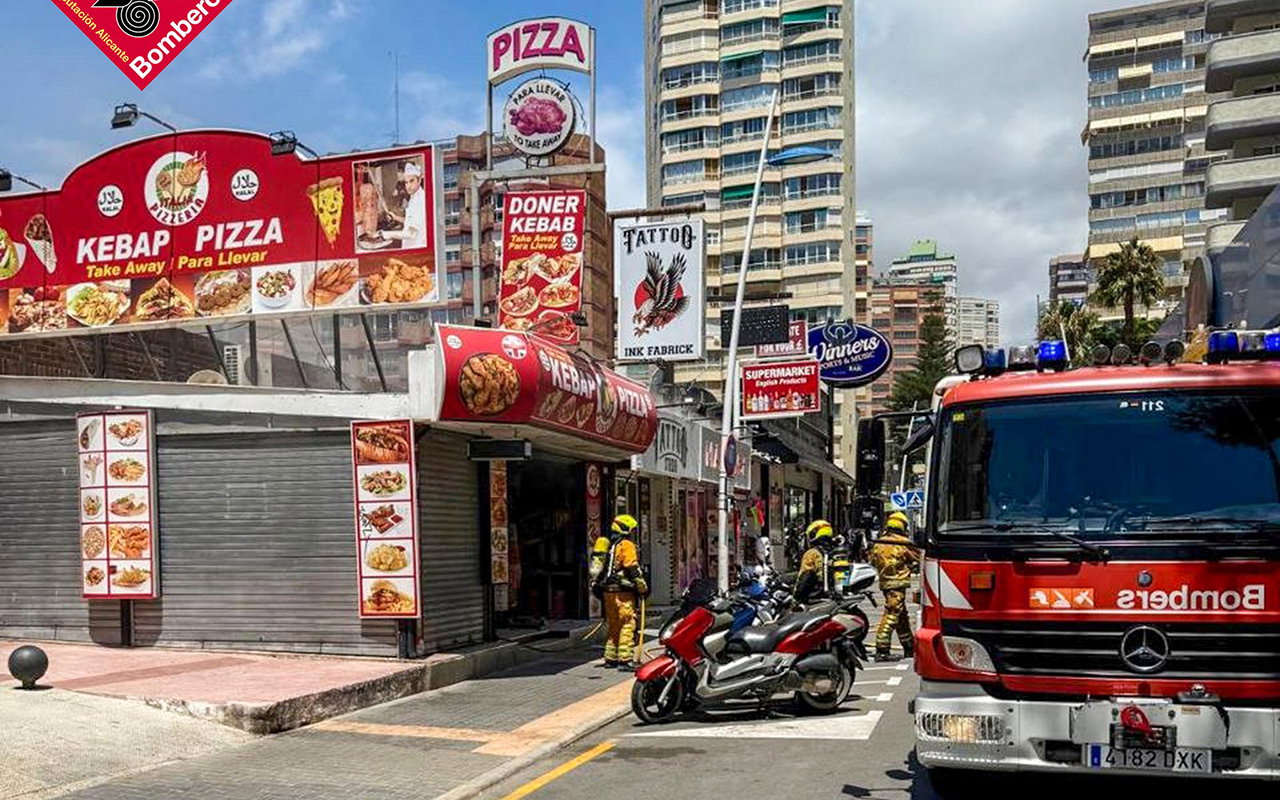 Benidorm firefighters tackle supermarket fire