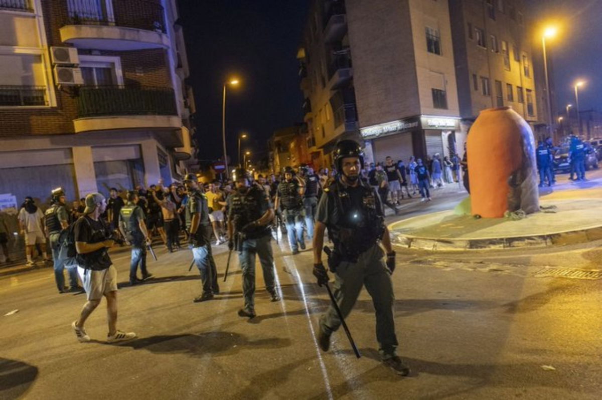 ‘Far-right’ groups and migrants violently clash again in Spanish town