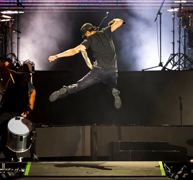 Enrique showing his best on-stage moves | Credit: @nabscab/Instagram