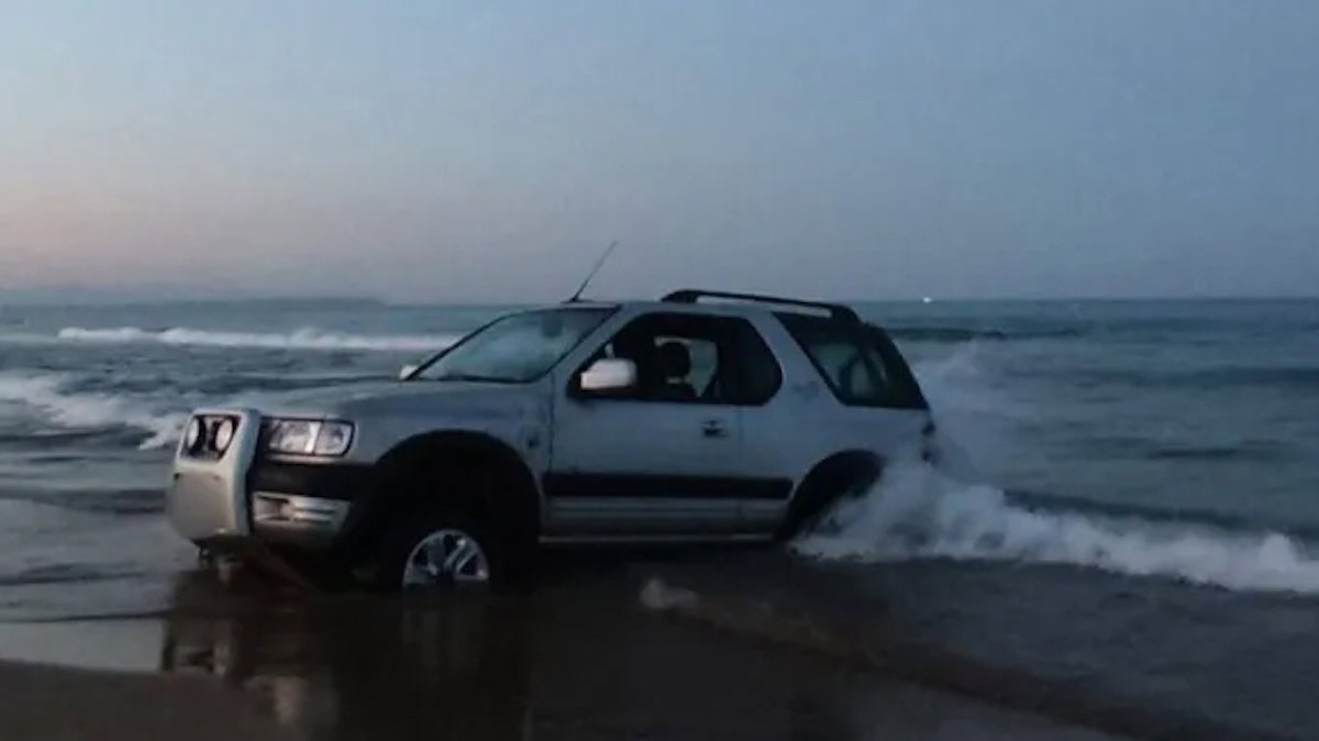 Police rescue car trapped on Guardamar beach