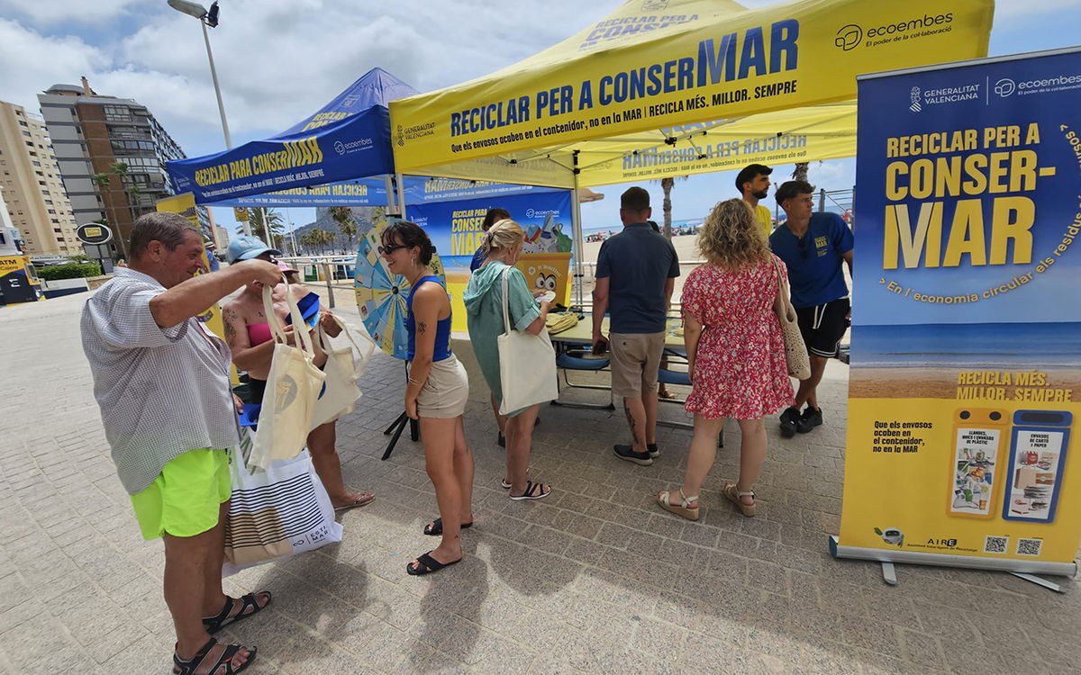 A wave of environmental awareness sweeps through Calpe beach