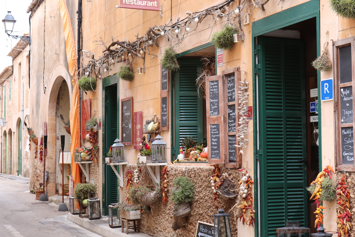 Why more restaurants in Spain are refusing to split the bill
