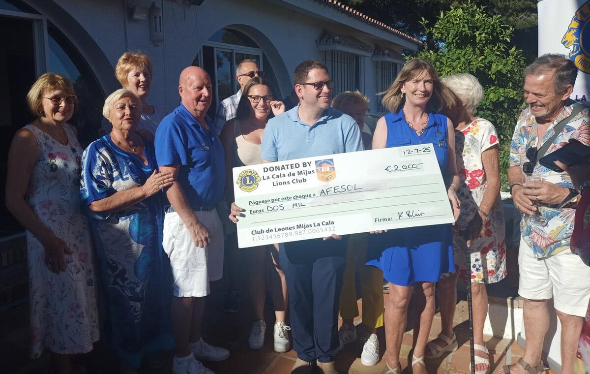 La Cala Lions round off the season with a €2,000 cheque to AFESOL