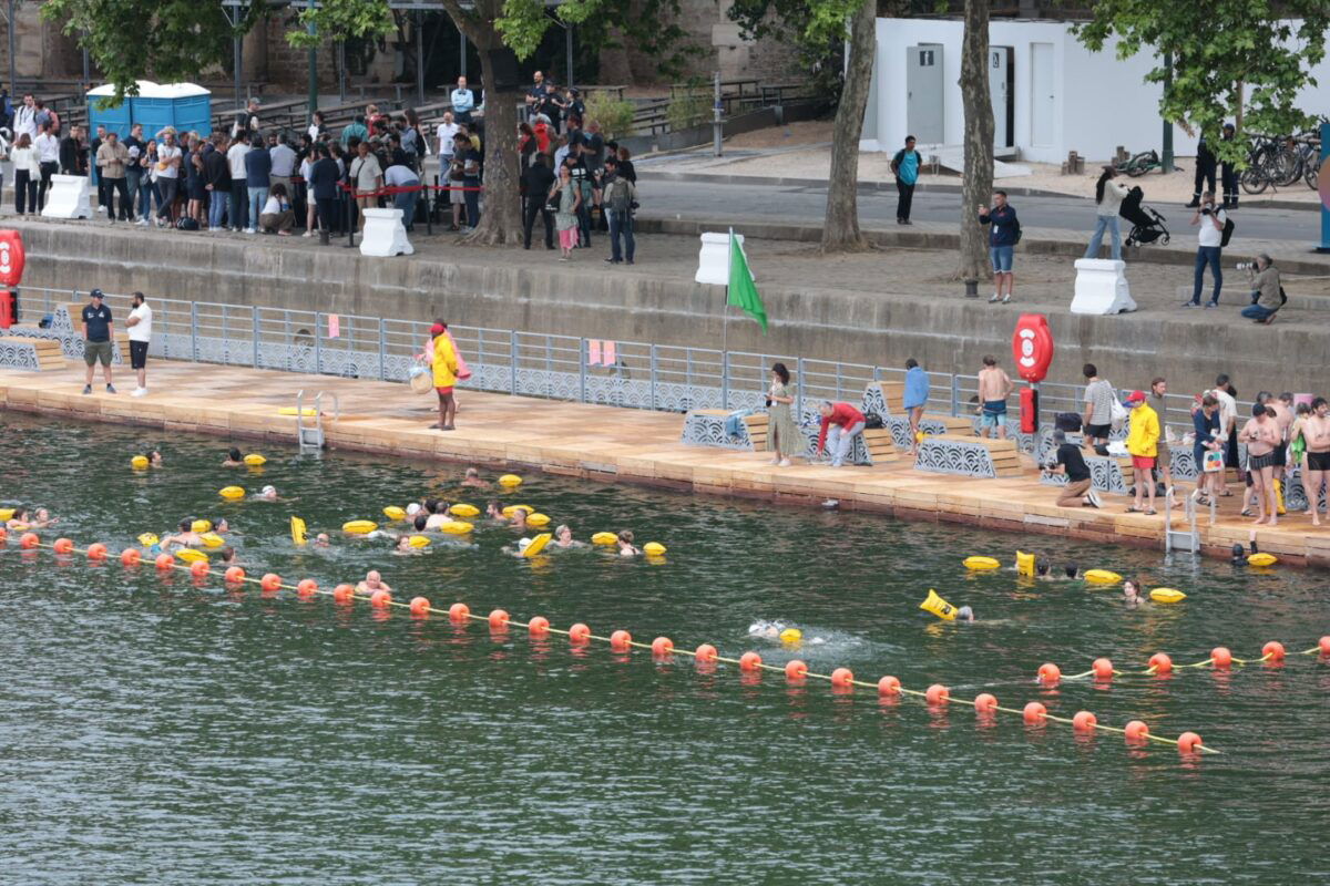 Pariser nehmen ein Bad in der Seine - zum ersten Mal seit 100 Jahren