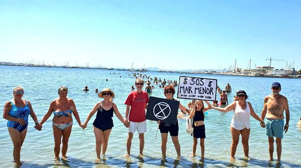 Join the human chain for ocean awareness