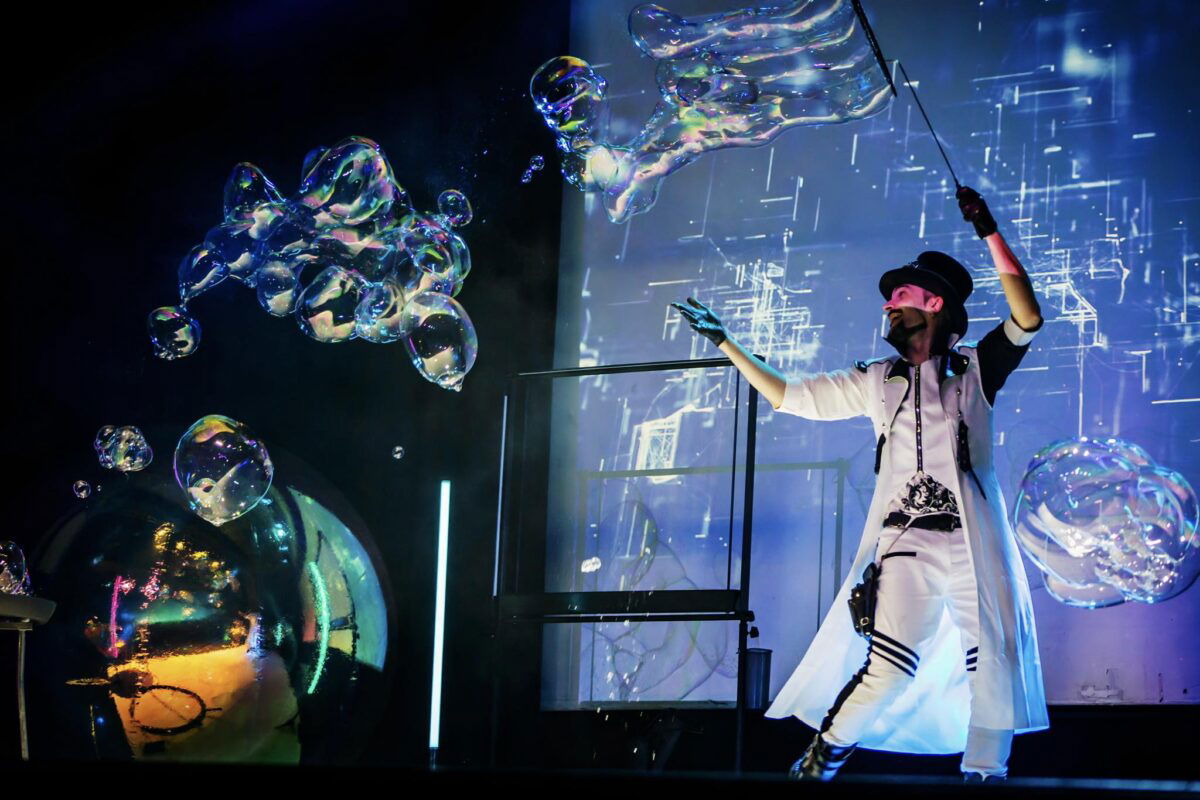 Art, science, and magic with “Dreaming Bubbles”