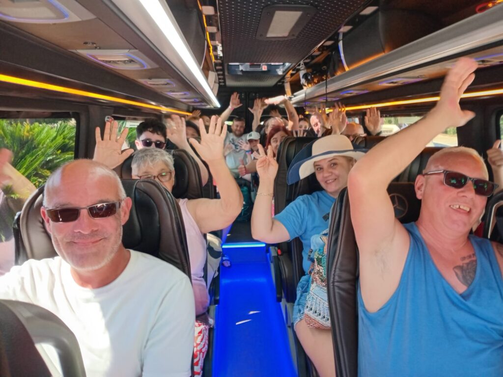 People wrong a bus