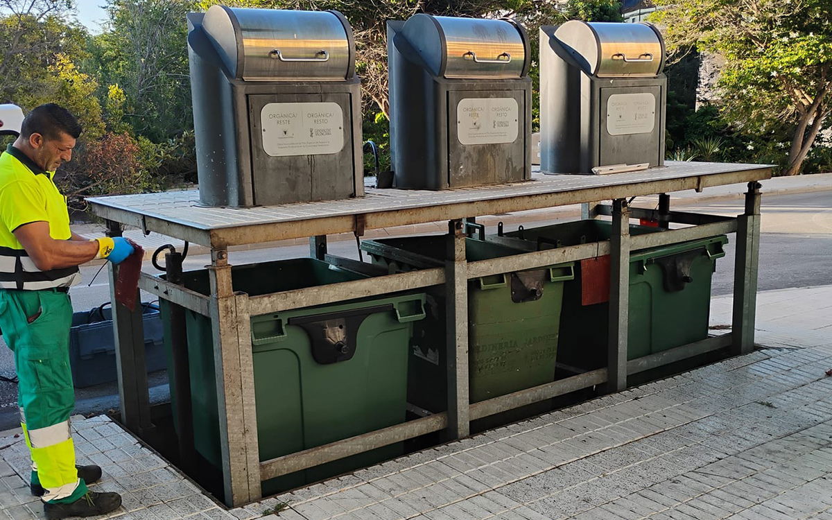 Fresh citrus scent added to underground containers