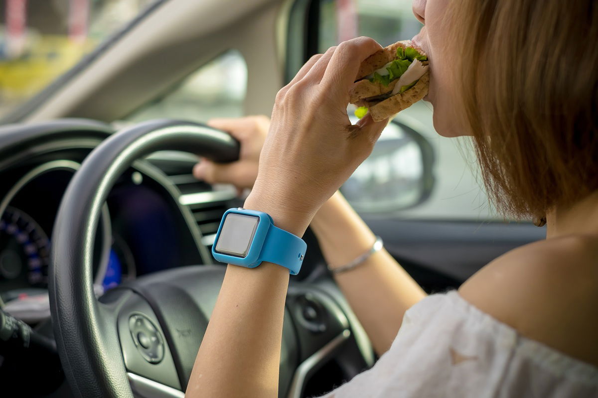 Is it legal to eat while driving in Spain? The viral €80 fine – and what the DGT actually says