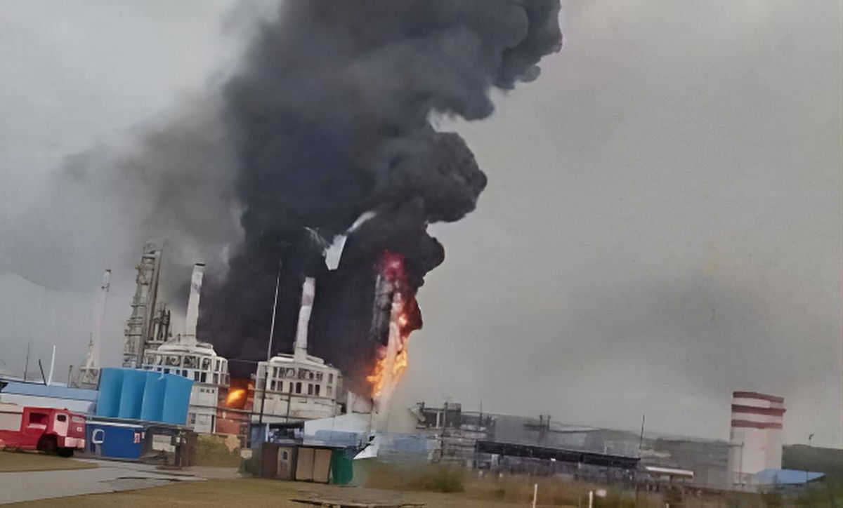 Ukraine strikes Russian nuke plant and steps up attacks on oil refineries\” /> Ukraine strikes Russian nuke plant and steps up attacks on oil refineries\” />