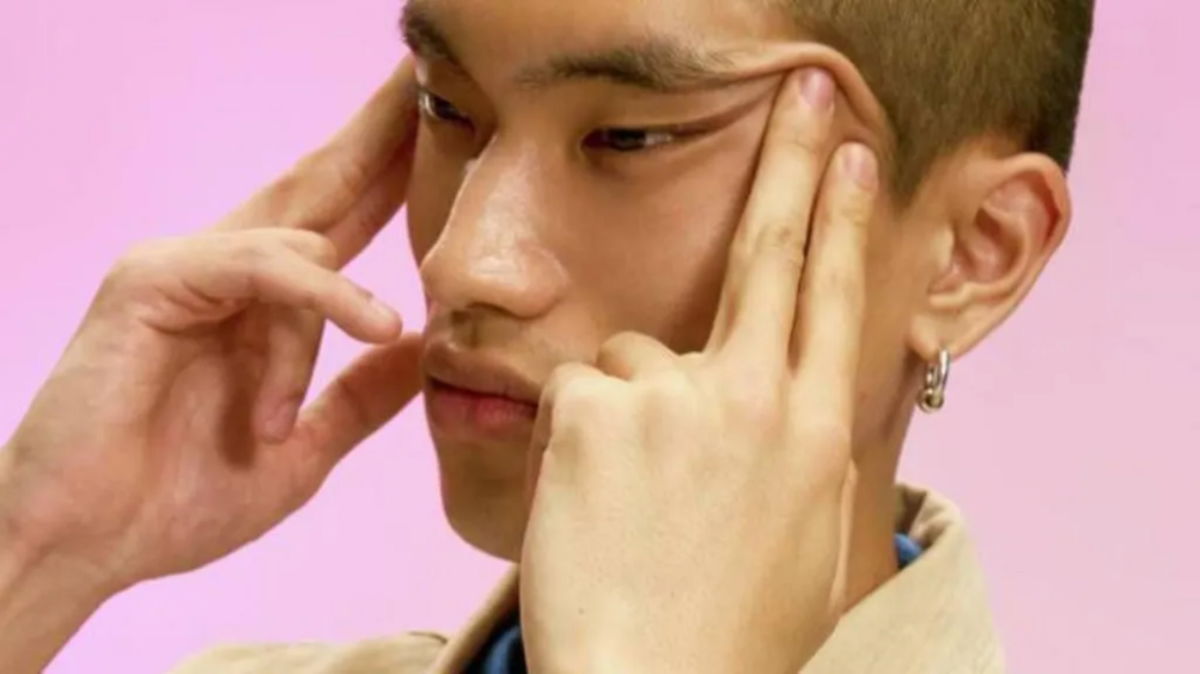 Swatch scrubs racist slanted‑eye ad, Put mishandles dirty knees controversy