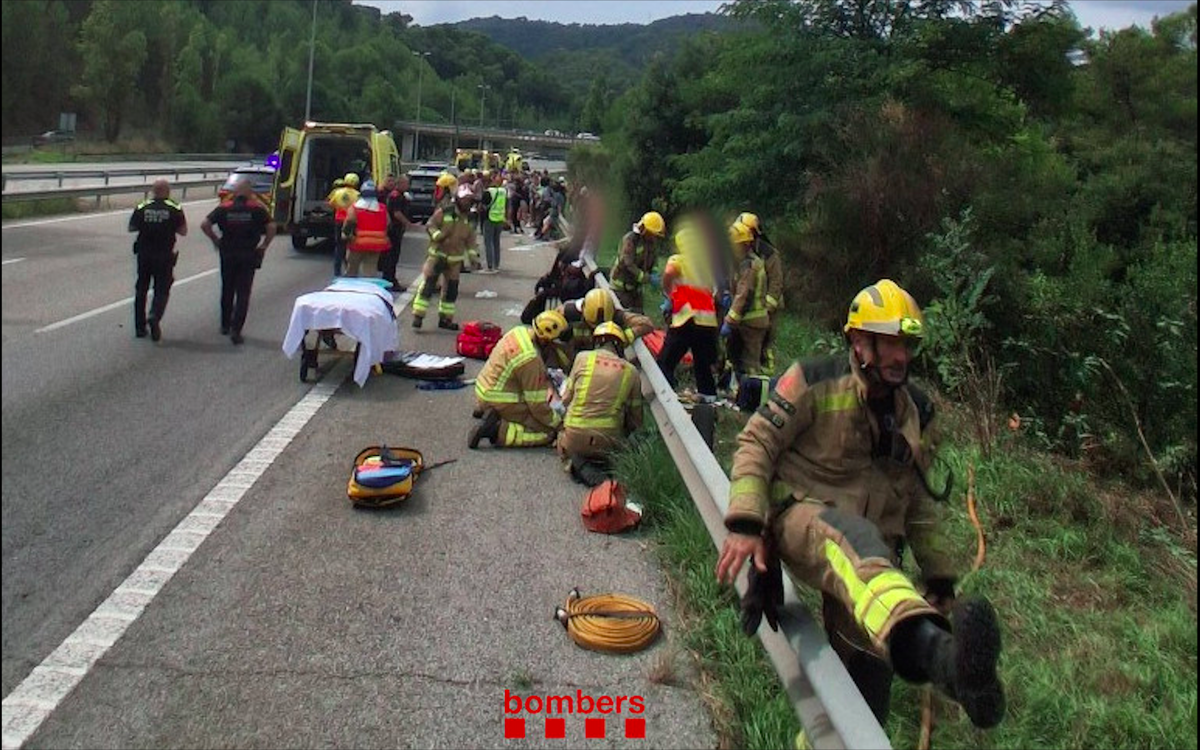 Coach with 60 passengers overturns on C-32