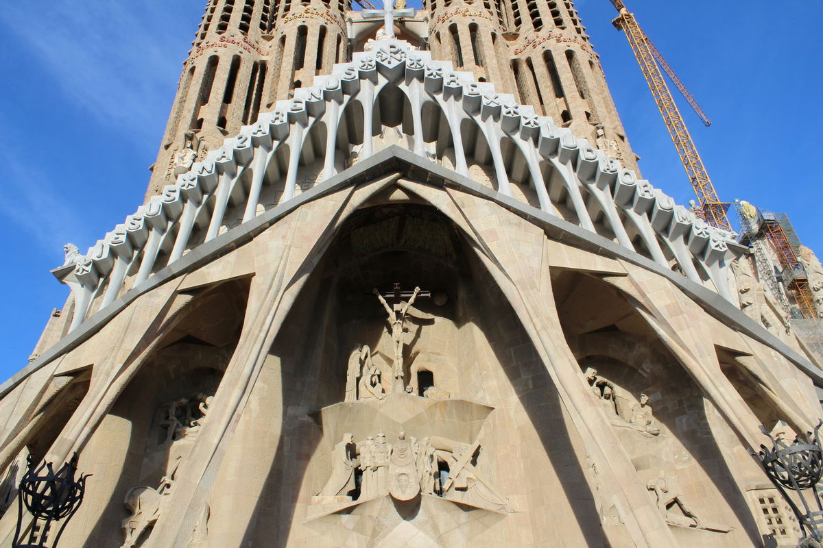 Climate protesters throw paint on Sagrada Familia