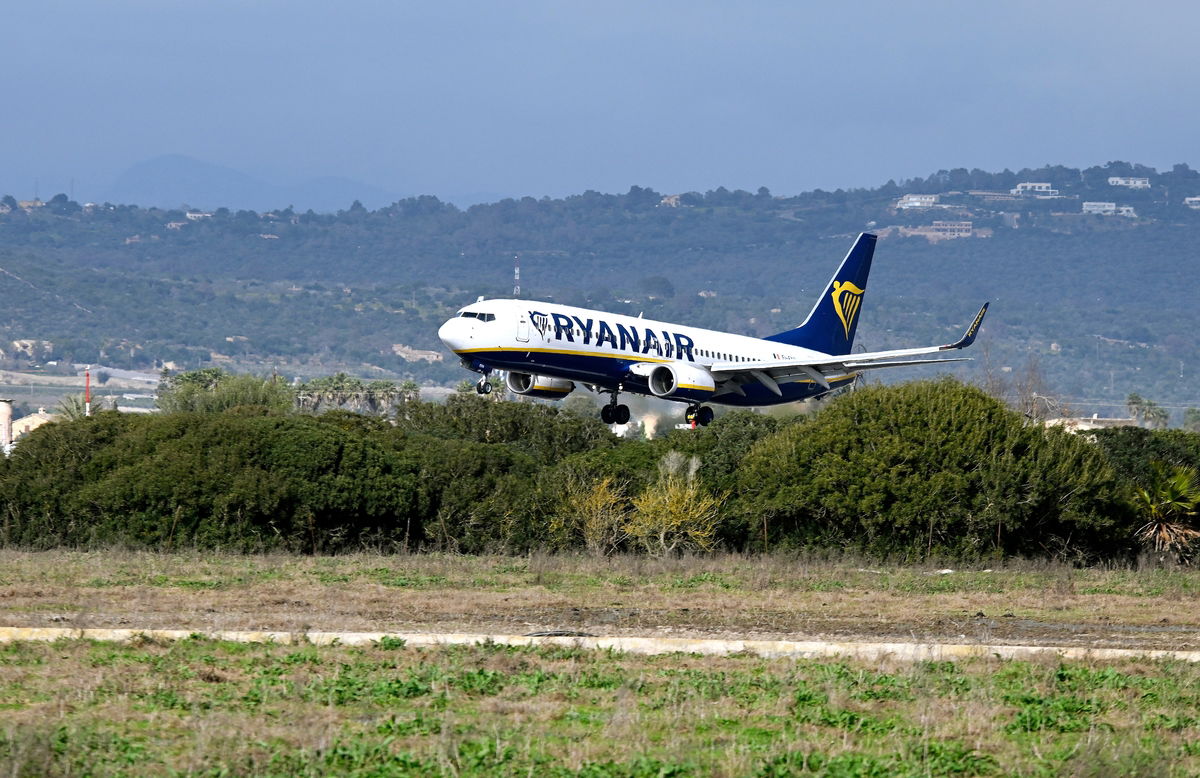 Ryanair flight to Mallorca thrown into turbulence chaos – two cabin crew members injured