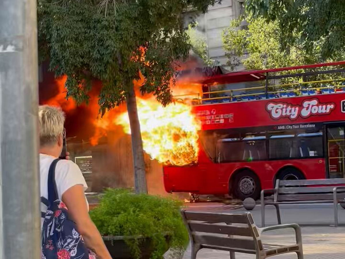 Tourist bus bursts into flames on Barcelona's Avinguda Diagonal