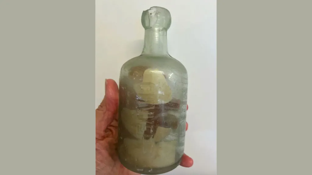 Century-old WWI bottle messages found on Australian beach