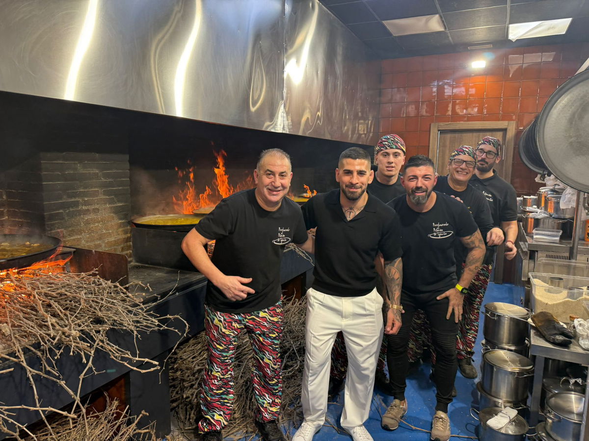 UFC champion Ilia Topuria surprises fans at local restaurant in Murcia