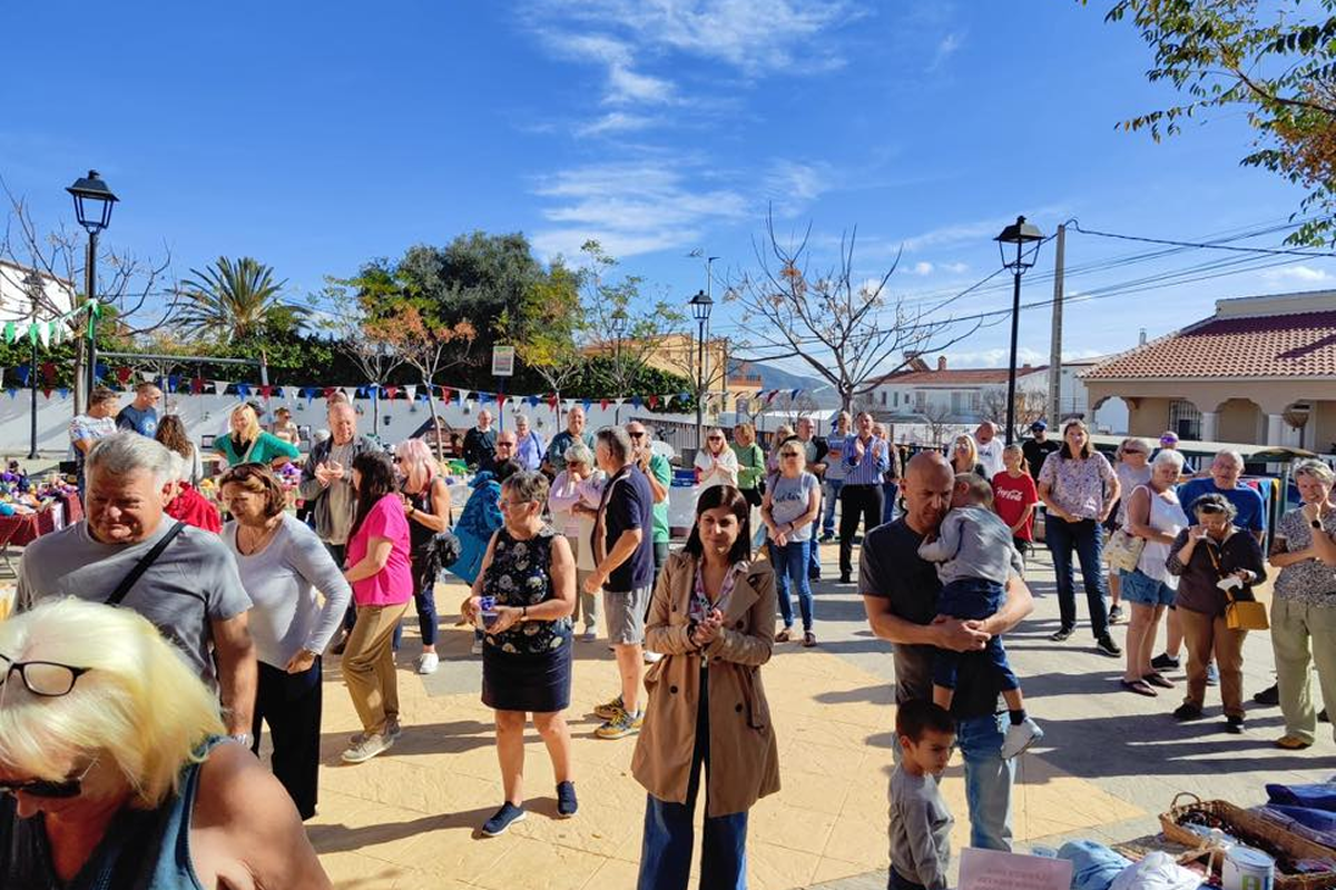 Urcal Market Funds Life-saving Defibrillator In Memory Of Local Resident