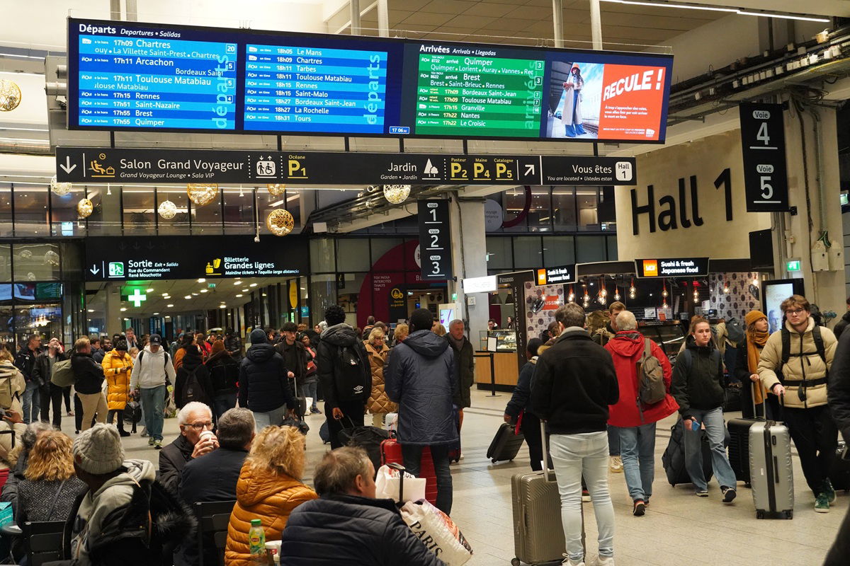Chaos At Paris Montparnasse: Police Shoot Knife-wielding Man In Rush-hour Scare