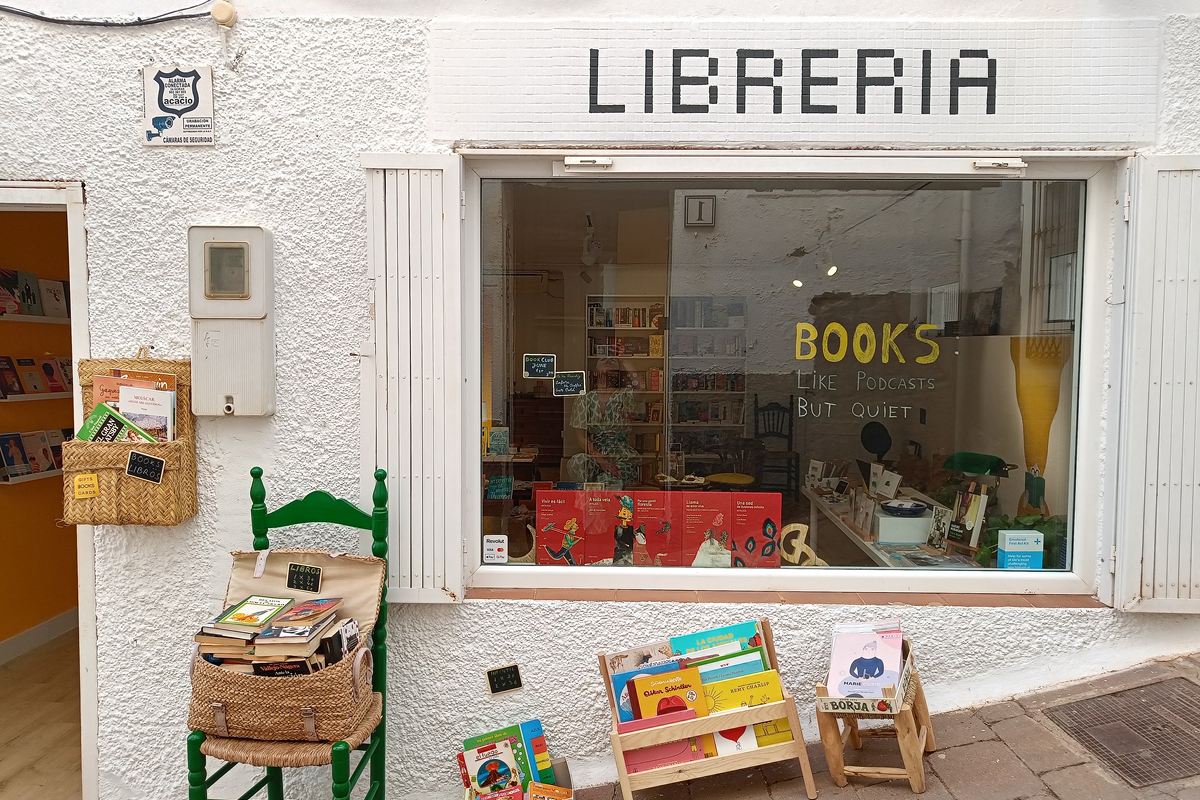 Lee Shye Brings ‘opus’ To One Of Mojacar’s Favourite Bookshops
