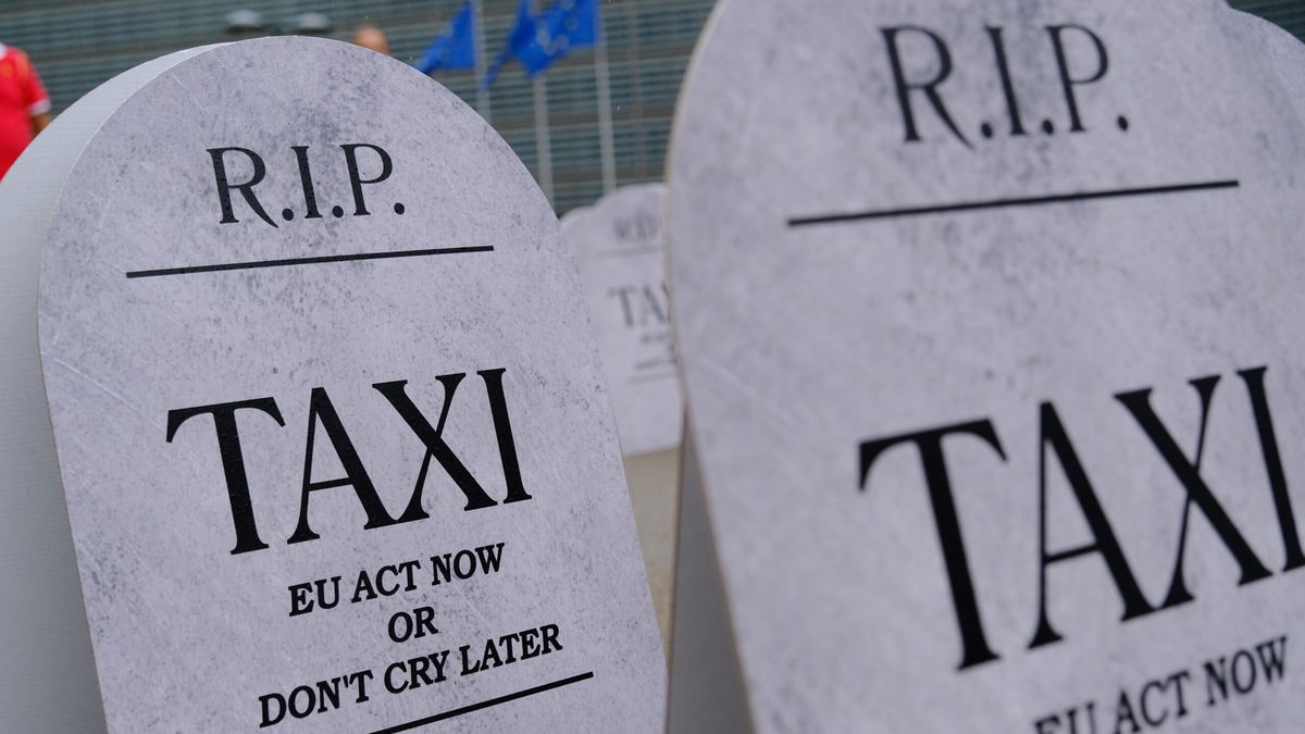 Traffic chaos in Valencia as 3,000 taxis demand tougher controls on Uber and Cabify