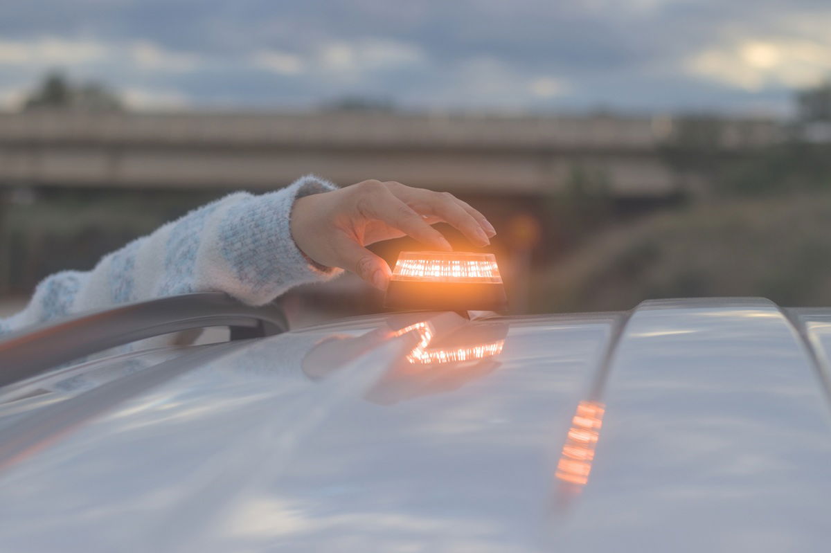 The Dgt Shows Drivers How To Use The New V16 Emergency Beacon – And It Could Save Your Life