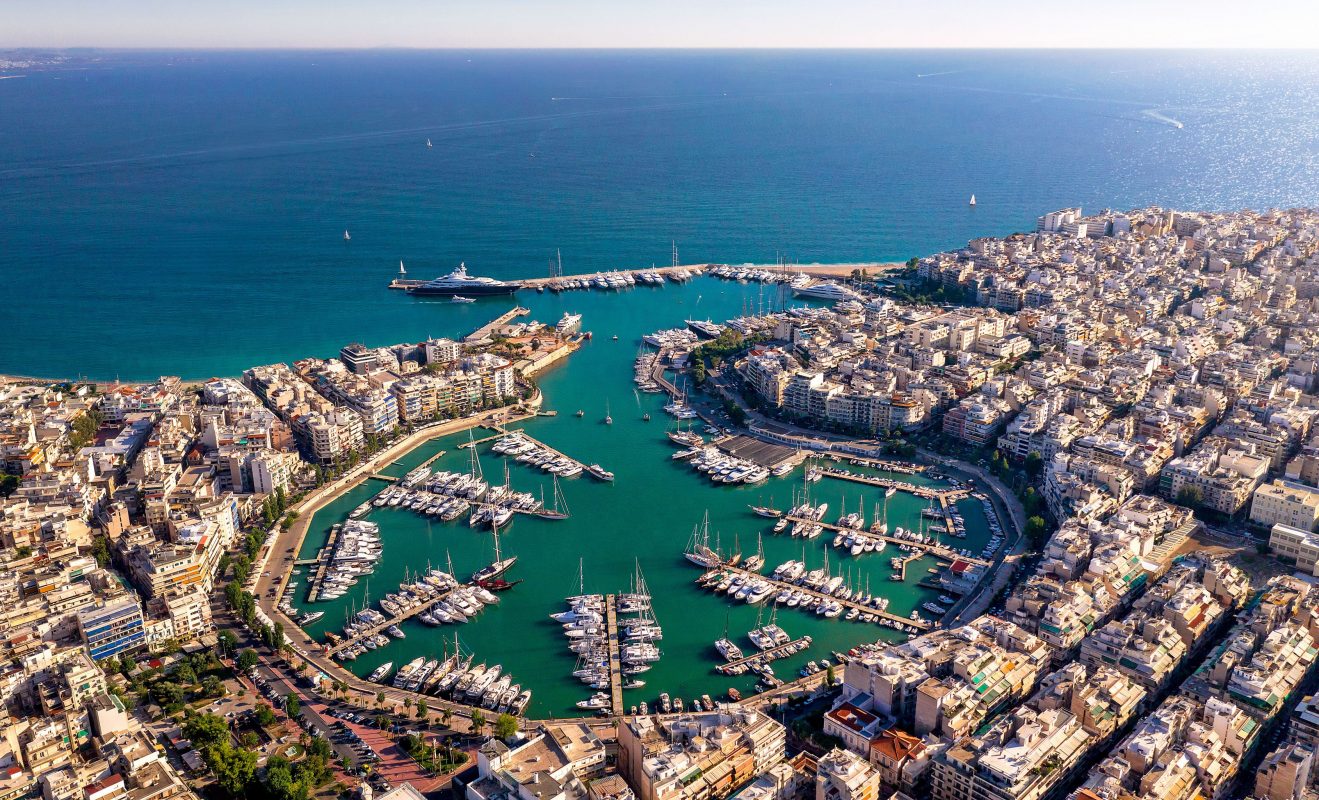 Yachtbrand vor Piräus versenkt vier Schiffe